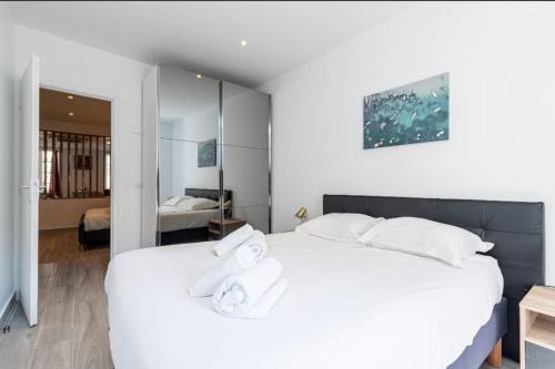 1 dormitorio con 1 cama blanca grande y toallas. en GRAND LOFT LUXE place Masséna Liberté, en Niza