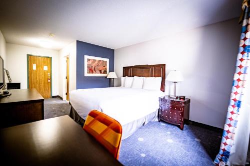 una camera d'albergo con un grande letto e una scrivania di Manistee Inn & Marina a Manistee