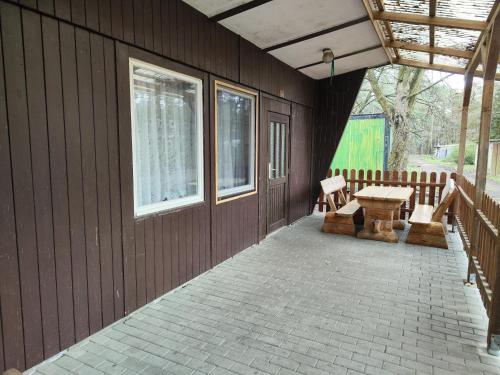 a patio with benches and a table on a wall at Kleine Freiheit Nummer 5 in Reichendorf