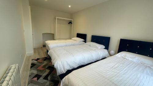 um quarto com três camas num quarto em Spire apartment no kitchen em Dublin