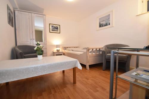 een woonkamer met een bank en een bed bij fewo1846 - Monteurswohnung Fuchsbau - preiswerte Wohnung mit 3 Schlafzimmern in Flensburg