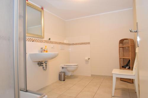 y baño con lavabo y aseo. en fewo1846 - Monteurswohnung Fuchsbau - preiswerte Wohnung mit 3 Schlafzimmern, en Flensburg