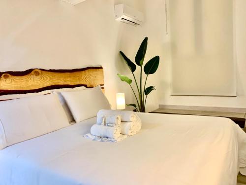 a white bed with two pillows on top of it at Stationsuite N5 Spa Privata Idromassaggio & wifi in centro vicino alla Stazione centrale in Palermo