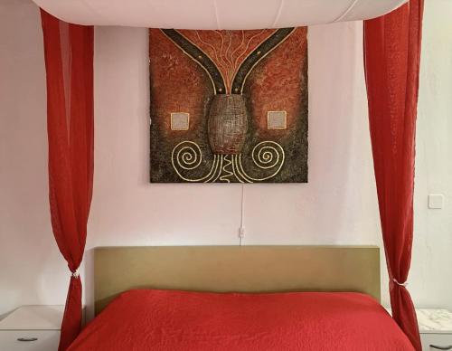- une chambre avec un lit rouge orné d'une peinture murale dans l'établissement Comodo pied-à-terre ad Ascona, à Ascona