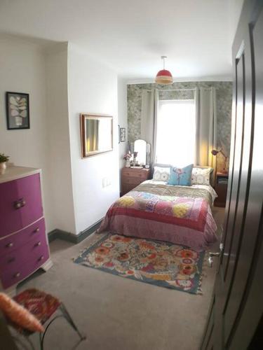 Schlafzimmer mit einem Bett und einem Fenster in der Unterkunft The Cosy Home in Burton. Sleeps 5. Fast Wi-fi in Burton upon Trent