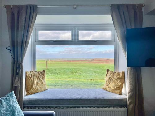 siedzenie przy oknie z widokiem na pole w obiekcie Rural retreat near the Sea w mieście East Portlemouth