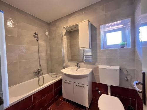łazienka z umywalką, toaletą i wanną w obiekcie Apartman Oscar Mali Lošinj w miejscowości Mali Lošinj