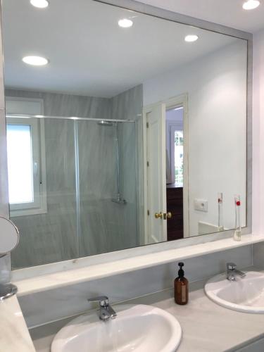 ein Badezimmer mit zwei Waschbecken und einem großen Spiegel in der Unterkunft Juliana 3 home in Sevilla