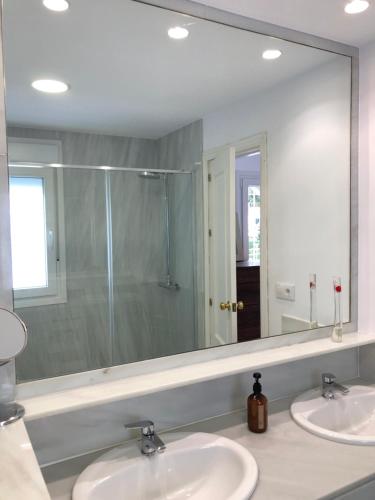 a bathroom with two sinks and a large mirror at Juliana 3 home in Seville