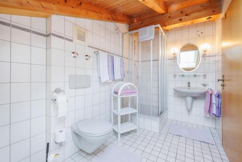ein Bad mit einem WC und einem Waschbecken in der Unterkunft Ferienwohnung Klöpping in Ruhpolding