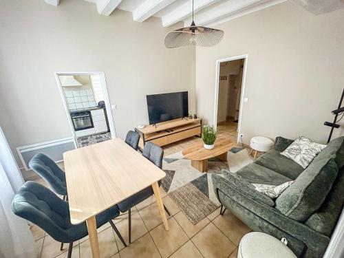 sala de estar con sofá y mesa en La maison des Cordeliers, en Loches