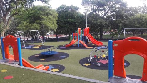 un parque infantil con tobogán y columpios en B&B Grand Royal Inn, en Barranquilla