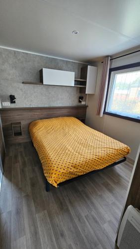 une chambre avec un lit dans une pièce avec une fenêtre dans l'établissement Grand mobil home N°831 tout confort 2ch dans camping 4*, à Gastes
