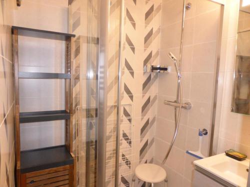 une salle de bain avec une douche, des toilettes et un lavabo dans l'établissement Résidence Pierres Blanches - Pierres Blanches H579 MAE-5342, aux Contamines-Montjoie