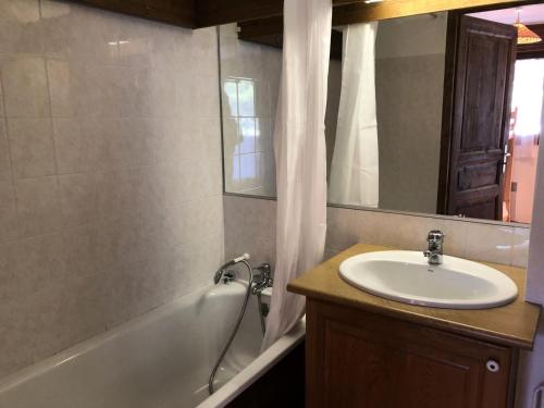 une salle de bain avec un lavabo et une baignoire dans l'établissement Résidence Les Cimes D'or C - Cimes d'Or C116 MAE-5361, aux Contamines-Montjoie