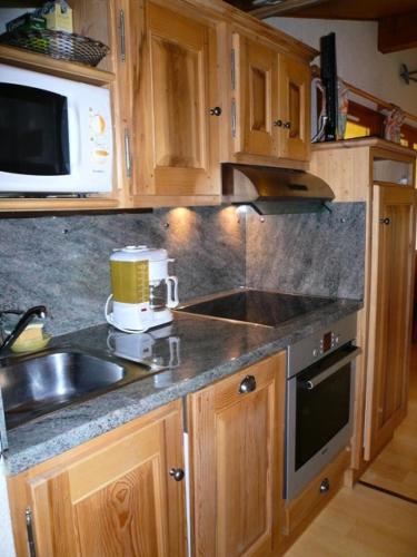 une cuisine avec un évier et un micro-ondes dans l'établissement Résidence Les OrÉades - Oréades 15 MAE-5320, à Combloux