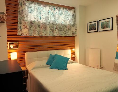 Un dormitorio con una cama con una almohada azul encima. en Wonder Villa, en Albufeira