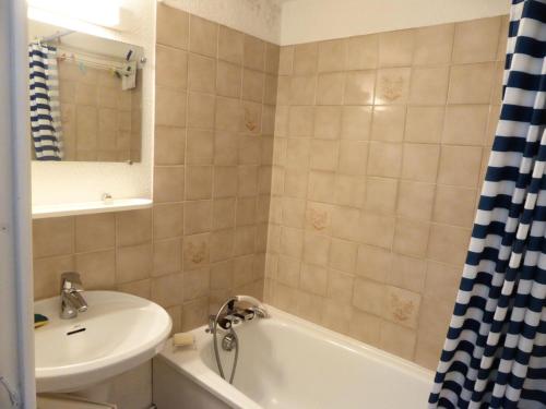 a bathroom with a sink and a tub and a toilet at Résidence Borgia - 2 Pièces pour 4 Personnes 59 in Les Contamines-Montjoie