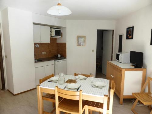 une cuisine et une salle à manger avec une table et des chaises dans l'établissement Résidence Borgia - Borgia A19 MAE-5359, aux Contamines-Montjoie