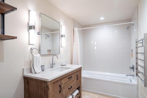 テルライドにあるAmazing View 2 Bed-2 Bath plus Loft Condo at Lulu Cityの洗面台、浴槽、鏡のあるバスルーム