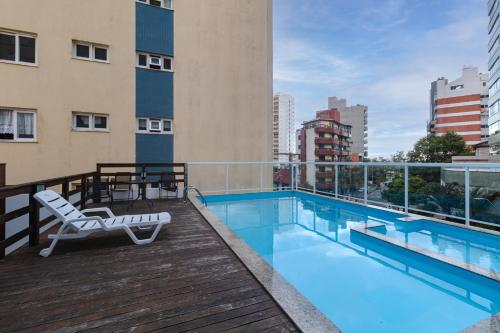 Apartamento com 2 Dormitórios no Coração da Praia Grande - Torres/ RS tesisinde veya buraya yakın yüzme havuzu