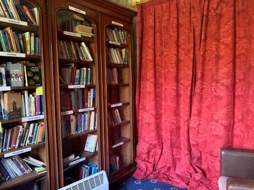 ein Zimmer mit zwei Bücherregalen voller Bücher in der Unterkunft Whitchester Christian Centre in Hawick