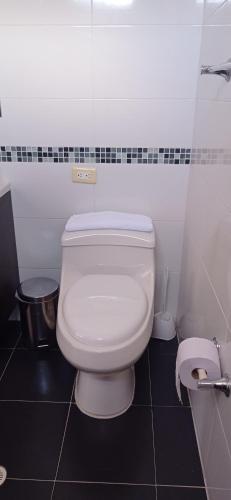 a white toilet in a bathroom with a toilet paper roll at Apartamento con maravillosa vista al río Fonce in San Gil
