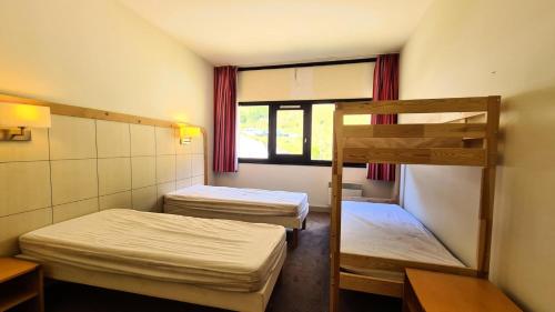 une chambre avec deux lits superposés et une fenêtre dans l'établissement Residence De La Foret - Appartement confortable · Proche des pistes · Casier à ski MAE-7372, à Flaine