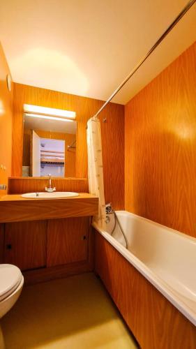 une salle de bain avec toilettes, baignoire et lavabo dans l'établissement Résidence Andromede - Studio confortable · Entre pistes et commerces · Balcon MAE-7395, à Flaine