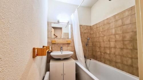een badkamer met een wastafel, een toilet en een bad bij Résidence Doris - Studio pour 4 Personnes 04 in Flaine