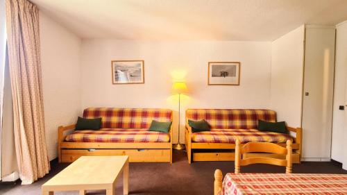 une chambre d'hôtel avec deux chaises et une table dans l'établissement Résidence Gemeaux - Studio pour 4 Personnes 06, à Flaine