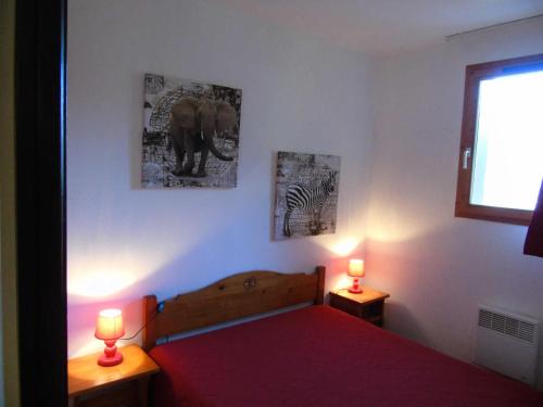 - une chambre avec un lit avec deux lampes et un éléphant dans l'établissement Résidence Cheval Blanc - 2 Pièces pour 4 Personnes MAE-8604, à Modane