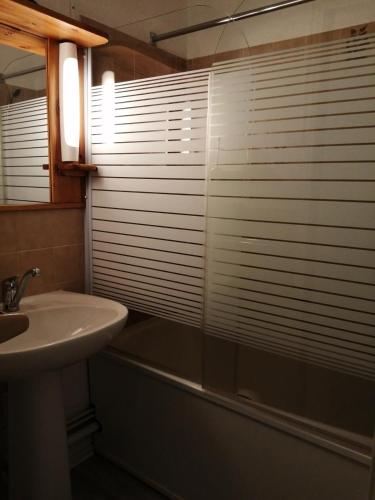 une salle de bain avec une douche avec un lavabo et une baignoire dans l'établissement Résidence Combettes - Combettes E236 MAE-4834, aux Contamines-Montjoie
