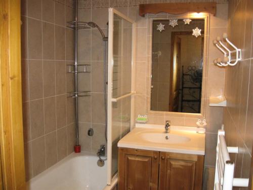 Ванна кімната в Résidence Myosotis Hameau De La Vallee D'or - 2 Pièces pour 4 Personnes 64