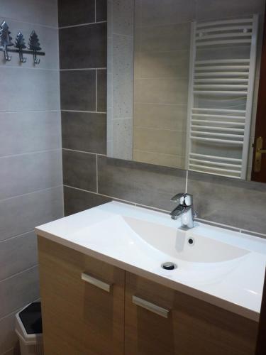 une salle de bain avec un lavabo blanc et un miroir dans l'établissement Chalet Gilbert Collet - 2 pièces 4 personnes 3 exposé Sud-Est MAE-8004, à Valloire