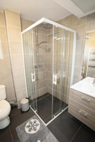 une salle de bain avec une douche avec des toilettes et un lavabo dans l'établissement Les Chalets Du Grand Galibier - 4 pièces duplex 8 personnes exposé Sud MAE-8094, à Valloire