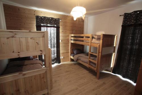 une chambre avec deux lits superposés et une lampe dans l'établissement Les Chalets Du Grand Galibier - 4 pièces duplex 8 personnes exposé Sud MAE-8094, à Valloire
