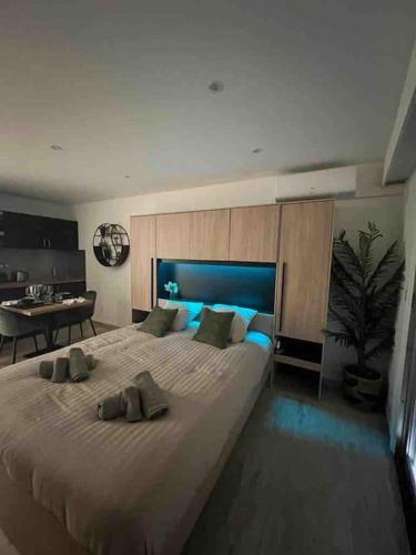 une chambre avec un grand lit avec deux serviettes dessus dans l'établissement Superbe Studio avec balcon Rue d’Antibes, à Cannes