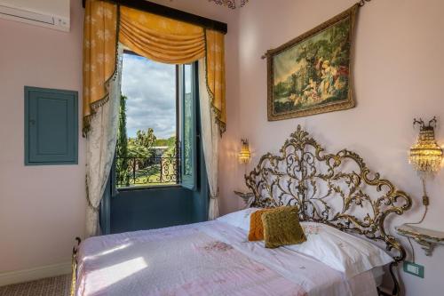 ノートにあるVilla Nicolaci - Liberty Suitesのベッドルーム1室(ベッド1台、大きな窓付)