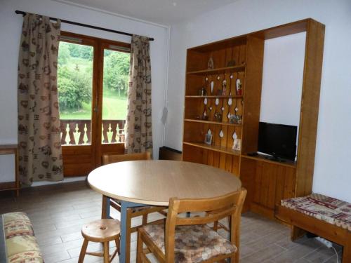 un salon avec une table et une télévision dans l'établissement Résidence Les Cassettes - Studio 2 personnes 2 exposé Sud MAE-8394, à Valloire