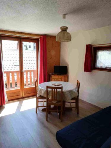 une salle à manger avec une table et des chaises et une fenêtre dans l'établissement Résidence La Croix Du Sud - Studio Cabine 4/5 personnes 2 exposé Sud MAE-8614, à Valloire