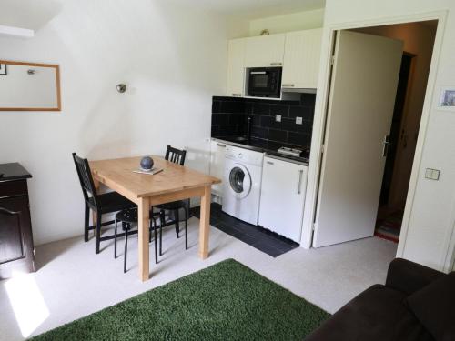 une petite pièce avec une table et une cuisine dans l'établissement Résidence Plan Soleil - Studio cabine 4 personnes 1 exposé ouest MAE-8464, à Valloire