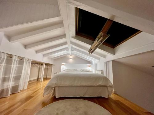 um quarto com uma cama grande num quarto em Céntrico apartamento recién reformado. em Santander