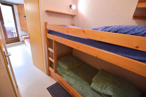 une chambre avec deux lits superposés dans une pièce dans l'établissement Residence Le Thymel - Studio cabine 3 personnes 2 exposé Est MAE-8514, à Valloire
