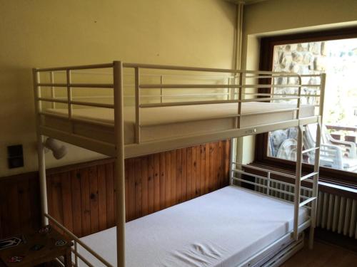 deux lits superposés dans une chambre avec fenêtre dans l'établissement Residence Galibier - 2 pièce 5 personnes exposé sud est MAE-8894, à Valloire