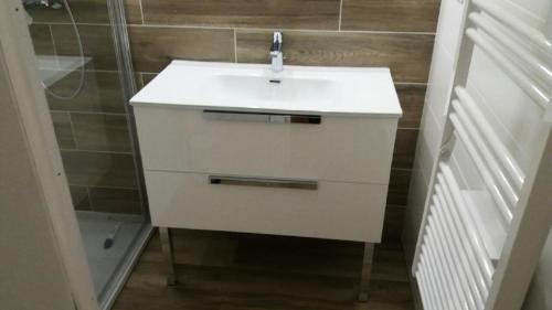 une salle de bain avec un lavabo blanc et une douche dans l'établissement Résidence Les Alpages - 2 pièces 5 personnes exposé Nord-Est MAE-8854, à Valloire