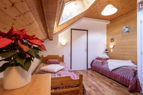 two twin beds in a room with a skylight at Résidence Plan Soleil - 2 Pièces pour 6 Personnes 24 in Valloire