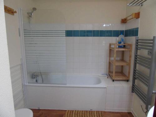 une salle de bain avec baignoire et toilettes dans l'établissement Résidence Cheval Blanc - 2 Pièces pour 4 Personnes MAE-8564, à Modane