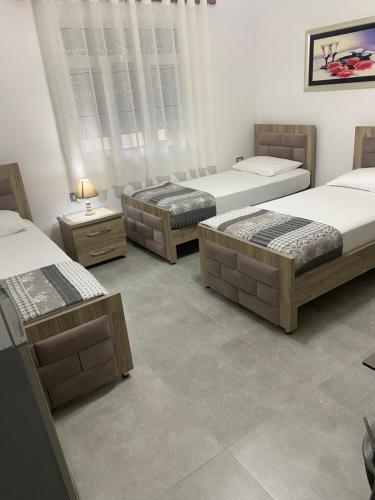 מיטה או מיטות בחדר ב-Vila Ajdinaj