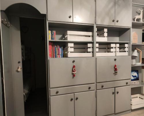 une chambre avec des armoires blanches et une étagère à livres dans l'établissement Résidence Le Crey Du Quart - Studio cabine 4 personnes 2 exposé Nord-Est MAE-9164, à Valloire